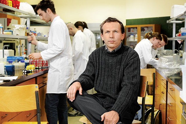 Dr. Marko Dolinar z ljubljanske Fakultete za kemijo in kemijsko tehnologijo: 'Zamisel, da bi iz CO2 delali energijo, ni sama po sebi nič strašno novega,saj konec koncev to počnejo alge in zelene rastline že stotine milijonov let, samo da energijo shranijo v obliki, ki ne more poganjati motorjev z notranjim izgorevanjem (vsaj ne neposredno).'