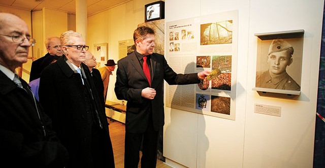 Dr. Lovro Šturm na razstavi Prikrito in očem zakrito v Dolenjskem muzeju v Novem Mestu