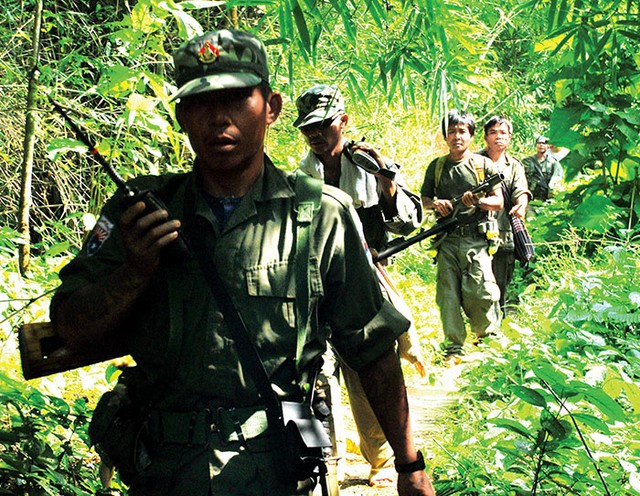 Patrulja borcev KNLA na osvobojenem ozemlju ljudstva Karen v Burmi