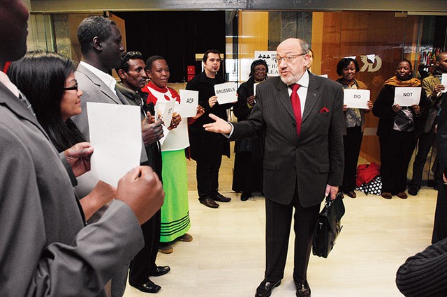 Evropski komisar Louis Michel in protestniki