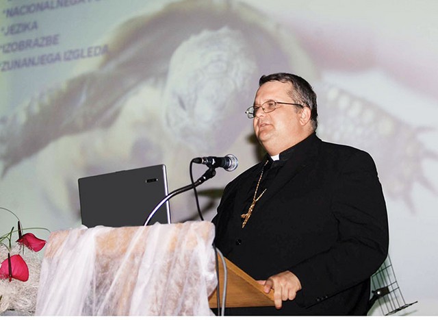 Poznavalec odvisnosti od pornografije mariborski pomožni škof dr. Peter Štumpf