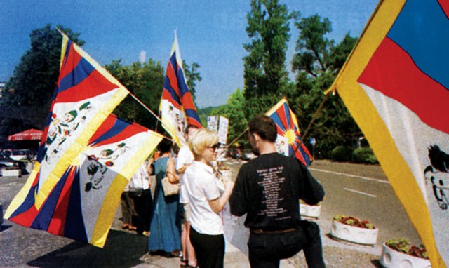 Alenka Paulin, nekdanja prva piarovka SDS, danes direktorica Slovenske tiskovne agencije, je pred osmimi leti ob obisku Li Penga, predsednika kitajskega ljudskega kongresa, na protestih pred parlamentom v prvih vrstah opozarjala na kršenje človekovih pravic v Tibetu.
