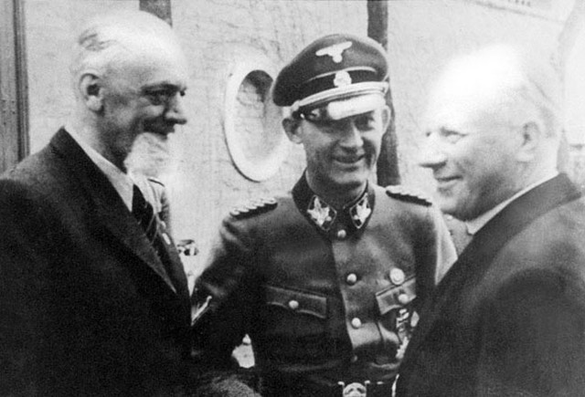 Leon Rupnik, poveljnik domobranskih enot, Erwin R&#246;sener, poveljnik nemških čet in škof Gregorij Rožman na domobranski prisegi na skupni boj z Nemci proti partizanom na bežigrajskem stadionu v Ljubljani, 30. januarja 1945.