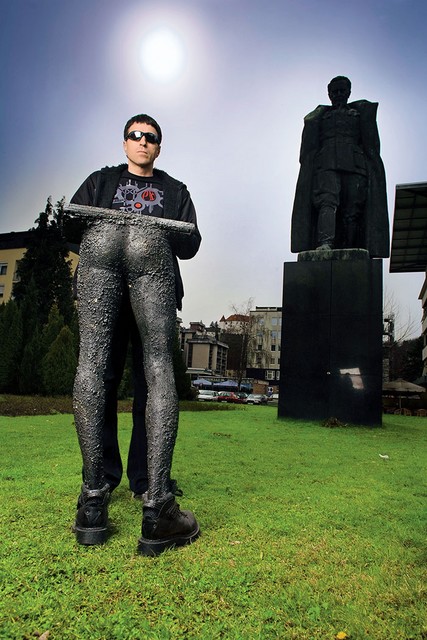 Stane Špegel pred Titovim spomenikom v Velenju