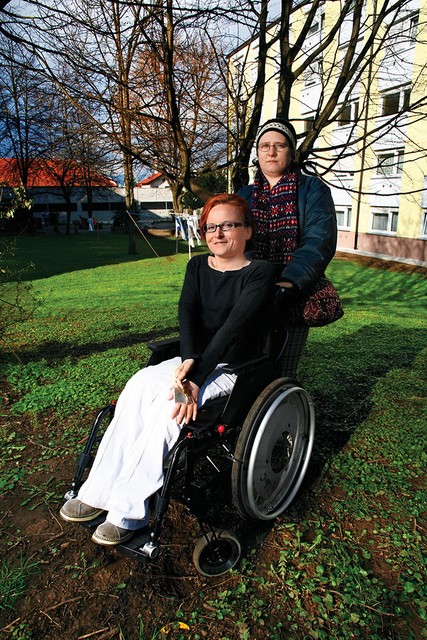 Mojca in 'njena' Barbara; po odisejadi po bolnišnicah in življenju v zavodu je za Mojco z Barbaro prišel čas samostojnosti, ustvarjalnosti, izletov; polnega življenja.