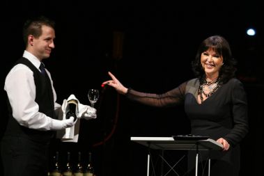 Povezovalka prireditve Večerov Bob leta Miša Molk je zavrnila pokušino šampanjca letnik 2006, ki so ga posvetili nekdanjemu premieru Janezu Janši, zmagovalcu Boba leta 2006. Kot je znano, si je izjavo \