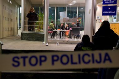 Pred policijsko postajo v Novem mestu je prišlo do streljanja med dvema skupinama Romov. Na sliki je Dejan Tasič, nekdanji romski svetnik, na novomeški policijski postaji.