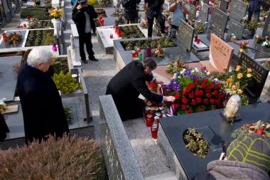 Danes mineva eno leto od smrti nekdanjega predsednika Janeza Drnovška. Njemu v spomin sta se med drugimi poklonila tudi nekdanji predsednik Milan Kučan in predsenik Danilo Türk.