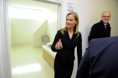 Ministrica Katarina Kresal pred celico za pridržanje na policijski postaji Moste: Bi me raje videli notri kot zunaj?