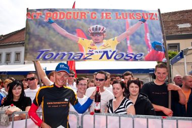 Tomaž Nose, kolesar novomeške Adrie Mobil, je osvojil odlično 2. mesto na Dirki po Sloveniji. Sodi med njegova pogonska sredstva tudi znamenita dolenjska pijača?