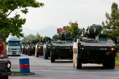 Finec nadzira prevoz patrij oziroma svarunov z vadbišča na Počku, kjer so se vojaki usposabljali za njihovo vodenje, domov v Maribor.