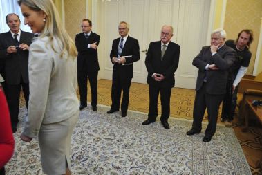 Predsednik vlade Borut Pahor je gostil sprejem ob 80-letnici Slavka Avsenika. Nekdanji slovenski predsednik Milan Kučan, minister za Slovence v zamejstvu in po svetu Boštjan Žekš in ostali pa opazujejo notranjo ministrico Katarino Kresal
