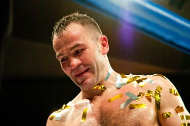 Slovenski boksar Dejan Zavec je ubranil naslov svetovnega prvaka po verziji IBF, potem ko je premagal izzivalca Argentinca Rodolfa Ezequiela Martineza.