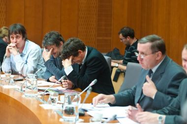 Seja parlamantarnega odbora za obrambo o peticiji Ukinimo vojsko!: Predstavniki Mladine Jure Trampuš, Robert Botteri in Grega Repovž ter predsednik odbora Jožef Jerovšek med resno razpravo