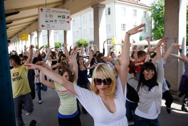 Ples za zadnji vlak: med flash mob dogodkom je 2 minuti plesalo okoli 200 plesalcev