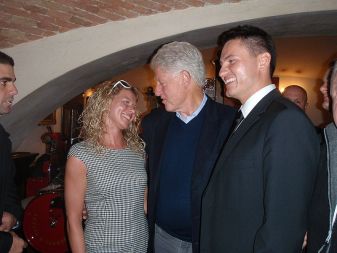 Bill Clinton se je v restavraciji As družil z Jurijem Toplakom, priznanim strokovnjakom za ameriško pravo pri nas. Nekdanjega ameriškega predsednika je še posebej očaralo Jurijevo dekle.