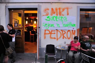 Lokala Cafe Open so prejšnji teden dvakrat napadli z molotovkami in sovražnimi grafiti.