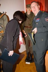 Ženski pristop - ministrica za obrambo Ljubica Jelušič preverja kakovost blaga vojaške uniforme, na obisku v vojašnici Bršljin v Novem mestu