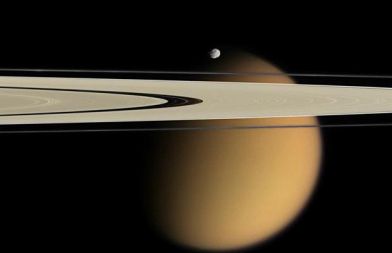 Nasino plovilo Cassini je v svojo sliko ujelo majhno luno Epimetheus nad Saturnovim prstanom, v ozadnju pa večjo luno Titan.
