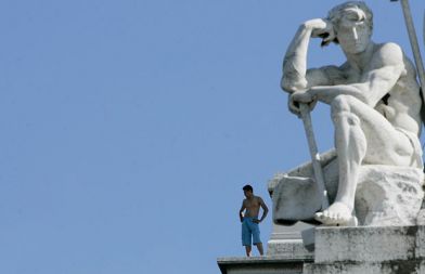 Neznani moški, za katerega je italijanska policija dejala, da je afganistanski priseljenec, se je povzpel na vrh rimskega spomenika neznanemu vojaku. Grozil je, da bo storil samomor, a so ga prepričali, da ni skočil v globino.