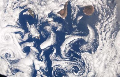 Oblake nad Kanarskimi otoki je posnel eden od članov posadke vesoljskega plovila Atlantis.
