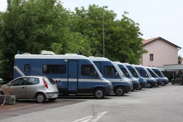 Znova železna zavesa? Bivalniki za italijanske policiste ob slovenski meji. Italija uvaja začasni nadzor notranjih meja, ki bo zaradi srečanja skupine G8 trajal 18 dni, od 28. junija (od 00.01) do 15. julija (do 24. ure).