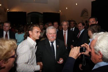 Fotografiranje oboževalcev z legendarnim vodjo sindikata Solidarnost, nobelovim nagrajencem za mir in prvim predsednikom demokratične Poljske Lechom Waleso na Mittelfestu v Čedadu.