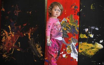 V avstralski galeriji Brunswick Street so na ogled abstraktna dela 2-letne deklice Aelite Andre. Direktor galerije ni vedel, da je avtorica stara le 22 mesecev, saj je njena mama fotografinja Nikka Kalashnikova ta podatek zamolčala, vse dokler slike niso bile razstavljene. Trenutno dela male Aelite stanejo med 140 in 2000 evrov.
