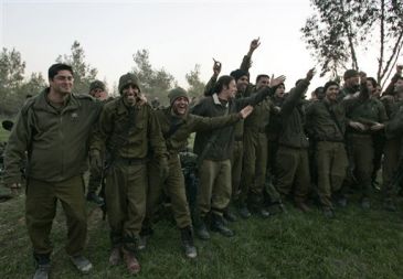 Izraelski rezervisti srečujejo kolege, ki so se vrnili iz vojaške operacije. Eden od rezervistov zaradi nestrinjanja z izraelsko ofenzivo v Gazi ni želel iti v boj in zato dobil dva tedna zaporne kazni. Izraelska operacija je med Palestinci terjala 909 žrtev, med njimi 277 otrok in 95 žensk. Na izraelski strani je ubitih 12 vojakov.