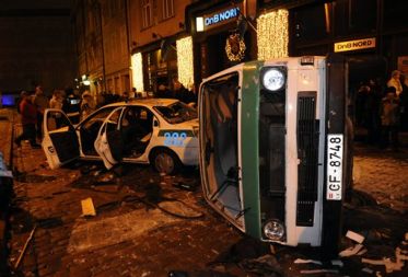 Posledice protestnega shoda pred parlamentom v prestolnici Latvije: 129 demonstrantov je aretiranih, 19 so jih odpeljali v bolnišnico. Tisoče demonstrantov je zahtevalo odstop vlade zaradi rastočih gospodarskih težav.