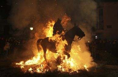 Tradicionalno jahanje konja nad ognjem ob dnevu Svetega Antonija – pokrovitelja živali. Večer 16. januarja, Španija, vas San Bartolome de Pinares.