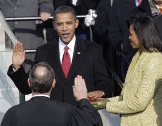 Barack Obama je pred milijonsko množico ob ženi Michelle prisegel kot 44. ameriški predsednik. Po prisegi prvega temnopoltega predsednika ZDA je orkester zaigral \