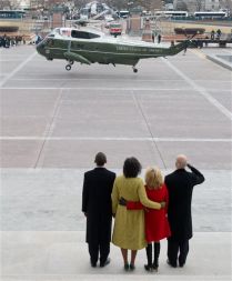 44. ameriški predsednik Barack Obama, žena Michelle, podpredsednik Joe Biden in njegova žena Jill mahajo v pozdrav nekdanjemu predsedniku Georgu Bushu in njegovi ženi Lauri