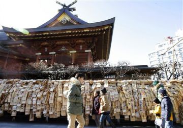 Za japonske študente se je začel čas izpitov. Tempelj Jušima v središču Tokia, ki je zaščitnik vseh šolarjev, je obložen z lesenimi tablicami, na katerih so molitve študentov za čimboljši uspeh na izpitih.