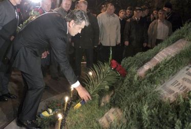 Danes mineva 23. let od nesreče v jedrski elektrarni Černobil. Ukrajinski predsednik Viktor Juščenko je danes zgodaj zjutraj položil cvetje na spomenik žrtvam največje jedrske nesreče na svetu.