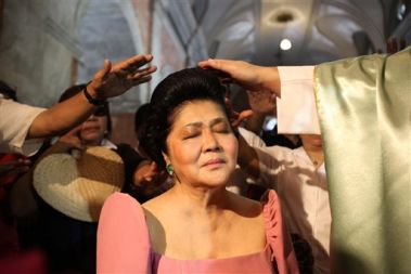 Nekdanja filipnska prva dama Imelda Marcos je praznovala 80. rojstni dan v družbi duhovnikov in privržencev. Vsi so molili za nekdanjo predsednico Corazon \
