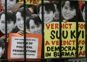 Sodišče v Mjanmaru je preložilo za danes predvideno objavo sodbe opozicijski voditeljici Aung San Suu Kyi, ki ji zaradi domnevne kršitve določil hišnega pripora grozi petletna zaporna kazen.