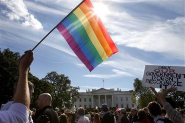 V Washingtonu se je zbralo več deset tisoč ljudi, ki so od Baracka Obame zahtevali, naj izpolni obljubo, da bo odpravil dosedanjo politiko zaposlovanja istospolno usmerjenih v vojski. Ta jim služenje v oboroženih silah omogoča, če svoje spolne usmerjenosti javno ne razglašajo.