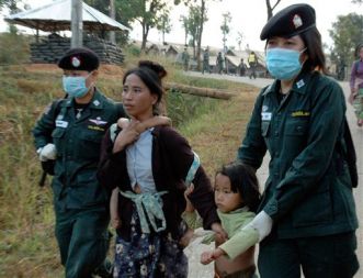 Tajska vojska je danes kljub mednarodnim protestom začela s prisilnim izgonom več tisoč pripadnikov etnične skupine Hmongov v sosednji Laos. Približno 5000 vojakov je davi vstopilo v begunsko taborišče Huay Nam Khao, kjer živi okoli 4000 Hmongov, ki so na Tajskem zaprosili za azil, saj naj bi jih v domovini čakal pregon. Hmongi so znani kot \