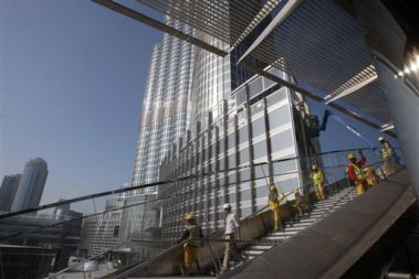 V Dubaju bodo danes odprli najvišjo zgradbo na svetu Burj Dubai. Delavci pred veliko otvoritvijo, ki jo bodo pripravili kljub recesiji, končujejo še zadnje podrobnosti.