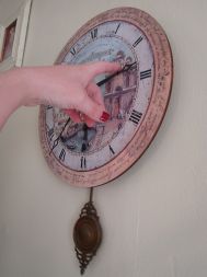 Ponoči smo urne kazalce prestavili za eno uro naprej in tako prešli na tki. poletni čas. S tem naj bi predvsem prihranili pri električni energiji (Daylight saving time). Mnenja o smotrnosti tega ukrepa so precej deljena. Začetki uporabe poletnega časa segajo v leto 1907, v Sloveniji je v veljavi od 1982