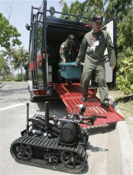 Tajska policija preizkuša robota za deaktiviranje bomb. Jutri se bo namreč v Cha-amu začel 14. tridnevni vrh Aseana, že danes pa se je v Bangkoku zbrala množica protestnikov, ki hočejo udeležence azijskega vrha opozoriti na nelegitimnost sedanje tajske vlade.