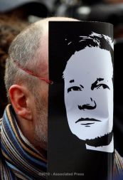 Demonstrant pred londonskim sodiščem, na katerem je ustanovitelj WikiLeaksa Julian Assange zanikal obtožbe za posilstvo.