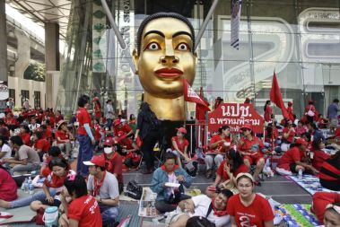 Bangkok že že več dni vztrajalo več deset tisoč protestnikov, ki zahtevajo odstop premiera Abhisita Vejjajive. Po grožnjah oblasti, da jih bodo na silo odstranili, so privrženci odstavljenega premiera Thaksina Shinawatre napovedali, da se bodo umaknili drugam.  