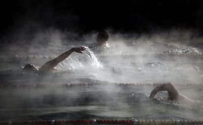 Moldavijci uživajo v plavanju v ogrevanem bazenu čeprav je temperatura zraka pod ničlo