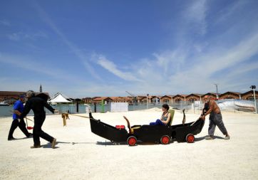 Gondola na kolesih pripada švicarskem paviljonu na 54. beneškem bienalu. Benetke bodo gostile smetano sodobne umetnosti od 4. junija do 27. novembra 