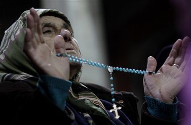 Pričakovanje božiča v cerkvi matere Tereze v kosovski prestolnici.