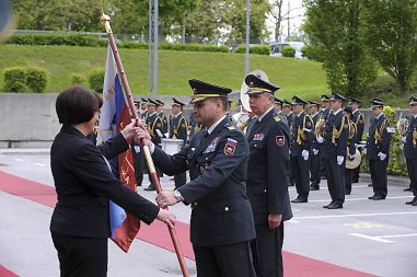Menjava generalov - obrambna ministrica predaja prapor novemu načelniku Generalštaba Slovenske vojske, generalmajorju Alojzu Šteinerju