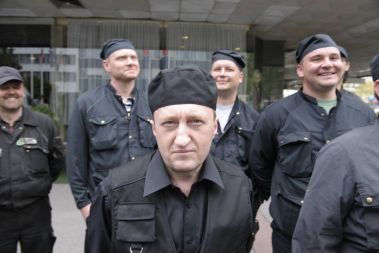 Tihi protest dimnikarjev pred ministrstvom za okolje. Nova zakonodaja je pisana na kožo večjim dimnikarskim podjetjem, mali dimnikarski obrtniki pa vse bolj izgubljajo delo