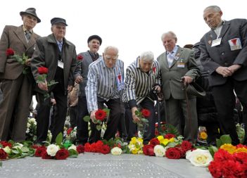 Ukrajinski in beloruski taboriščniki so se v Buchenwaldu spomnili 66. obletnice osvoboditvenacističnega taborišča